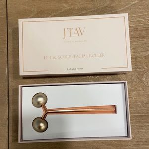 Lift and sculpt rose gold facial roller